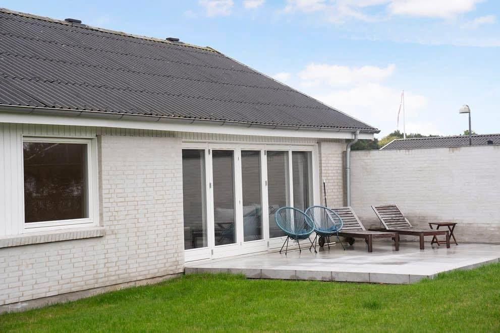 Hus med tilbygning og terrasse