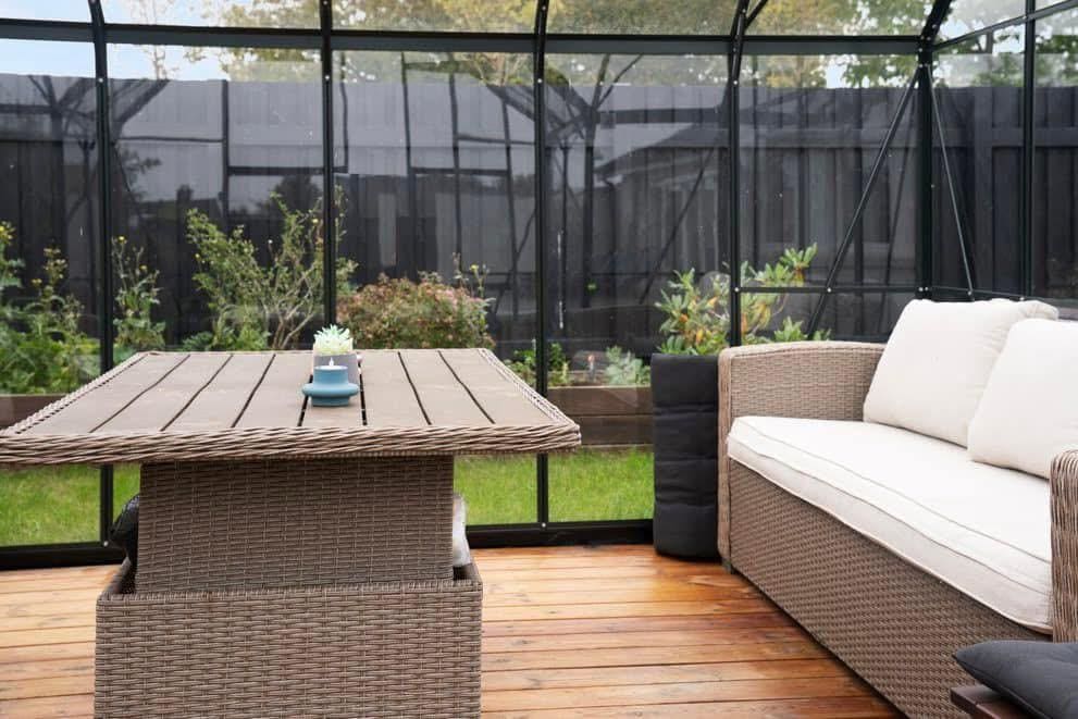 Overdækket terrasse med havemøbler